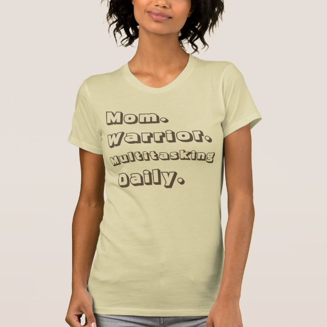 Camiseta Personalized Mom Warrior Multitasking Daily Creme  (Frente)