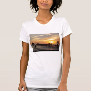Camiseta perto do oceano