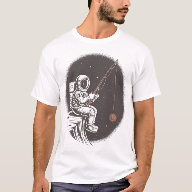 Camiseta Pescador Espacial – Astronauta Pegando o Sol e a L (Frente)