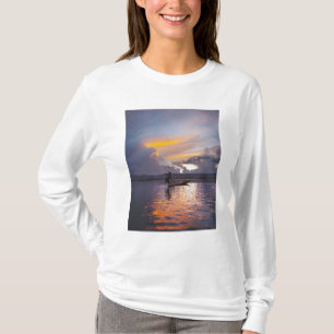Camiseta Pescador Intha remando com a perna do barco pescan