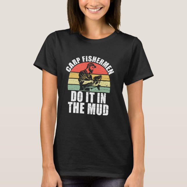 Camiseta Pescadores de Carpa Fazem no Lamaçal de Pesca de C (Frente)
