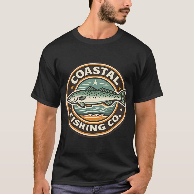 Camiseta Pescaria Gone Retro no Pier de Madeira (Frente)