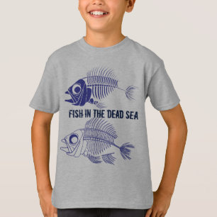 Camiseta "Pesque no Mar Morto" com esqueletos dos peixes