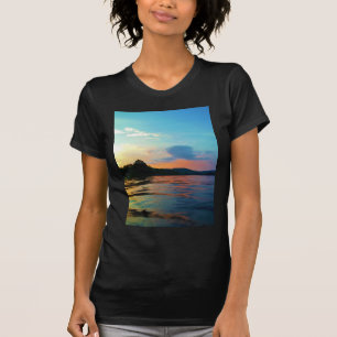 Camiseta Pêssego e Sunset Azul no lago de montanha