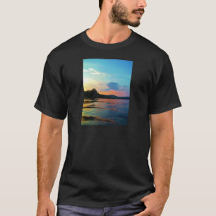 Camiseta Pêssego e Sunset Azul no lago de montanha