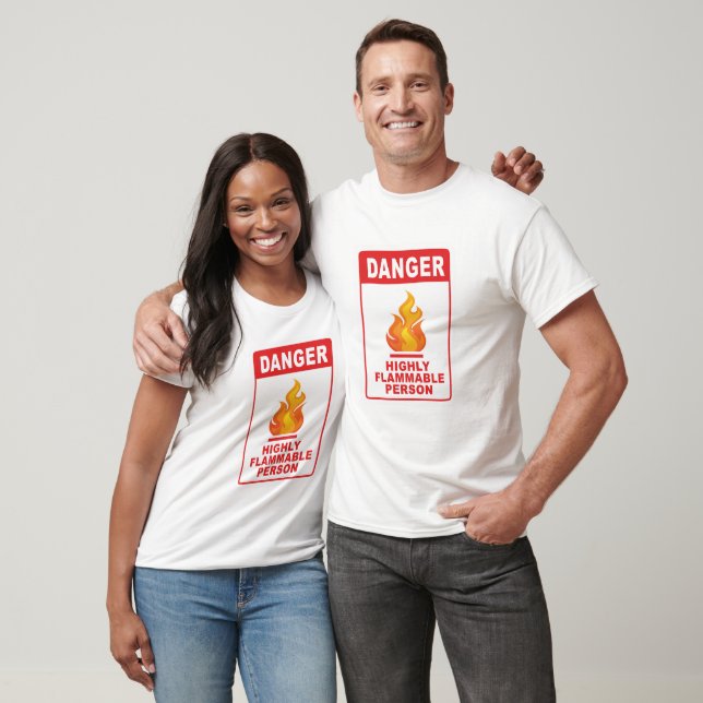 Camiseta Pessoa Altamente Inflamável Perigosa (Unissex)