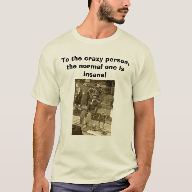 Camiseta pessoa louca, à pessoa louca, o o normal… (Frente)