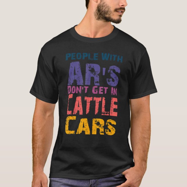 Camiseta Pessoas com AR não chegam em carros de gado (Frente)