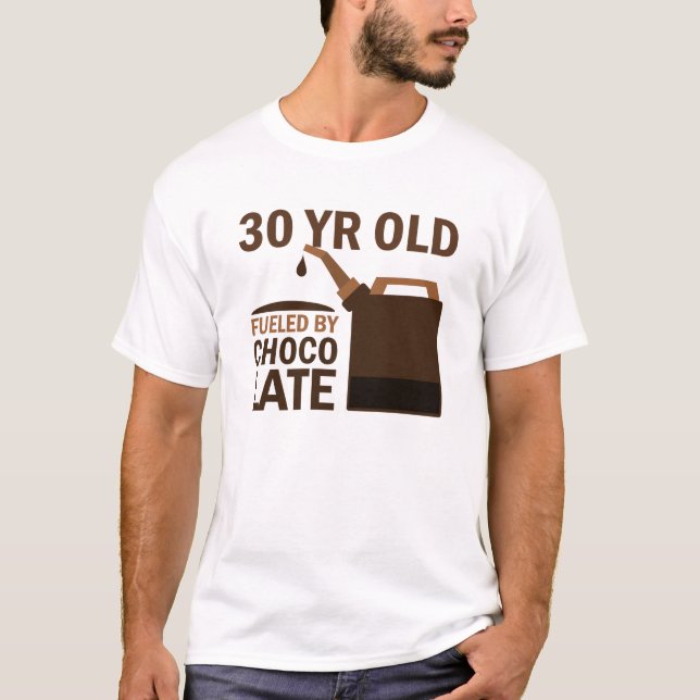Camiseta Pessoas de 30 anos abastecidas pelo chocolate (Frente)
