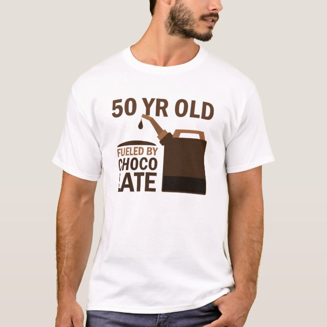 Camiseta Pessoas de 50 anos abastecidas pelo chocolate (Frente)
