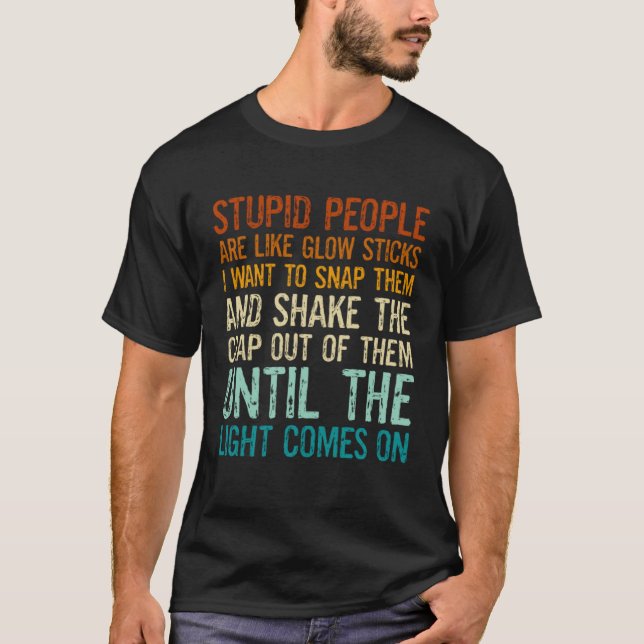Camiseta Pessoas Estúpidas São Como Bastões Luminosos Eu Qu (Frente)