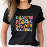 Camiseta Pessoas felizes Coloridas Jogam Pickleball<br><div class="desc">Qualquer um que jogou pijama sabe o quanto é divertido e riso que se ouve no campo...  é fazê-los felizes! Mostre àqueles que você joga com o quanto você gosta de picleball com essa camiseta "pessoas felizes jogam picleball" bonita e colorida.</div>