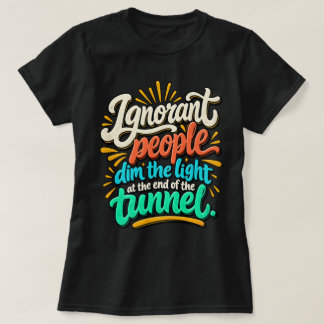 Camiseta Pessoas Ignorantes Engraçadas Iluminam o Fim do Tú