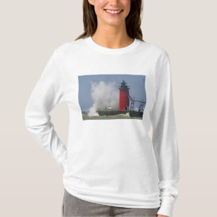 Camiseta Pessoas no quebra-mar assistem a grandes ondas que