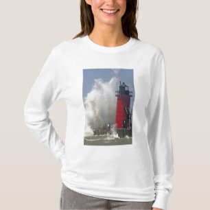 Camiseta Pessoas no quebra-mar assistem a grandes ondas que