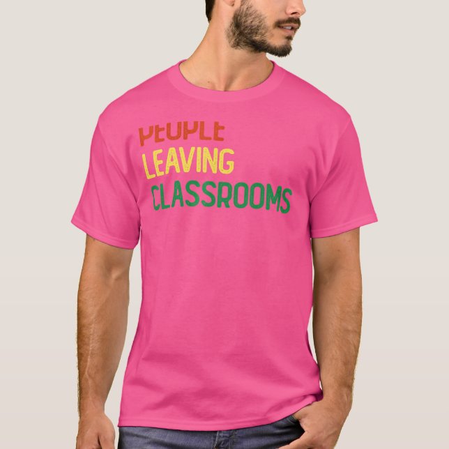 Camiseta Pessoas Saindo das Salas de Aula Plc 3 (Frente)