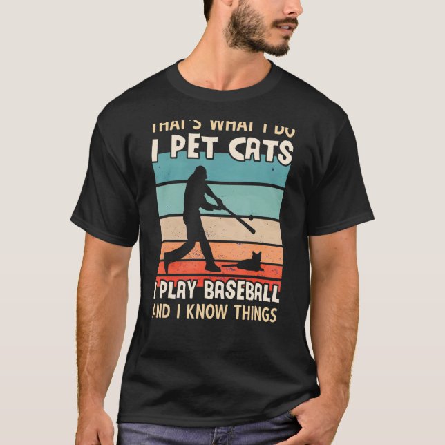 Camiseta Pet Cats Eu Toco Baseball E Conheço Coisas De Home (Frente)