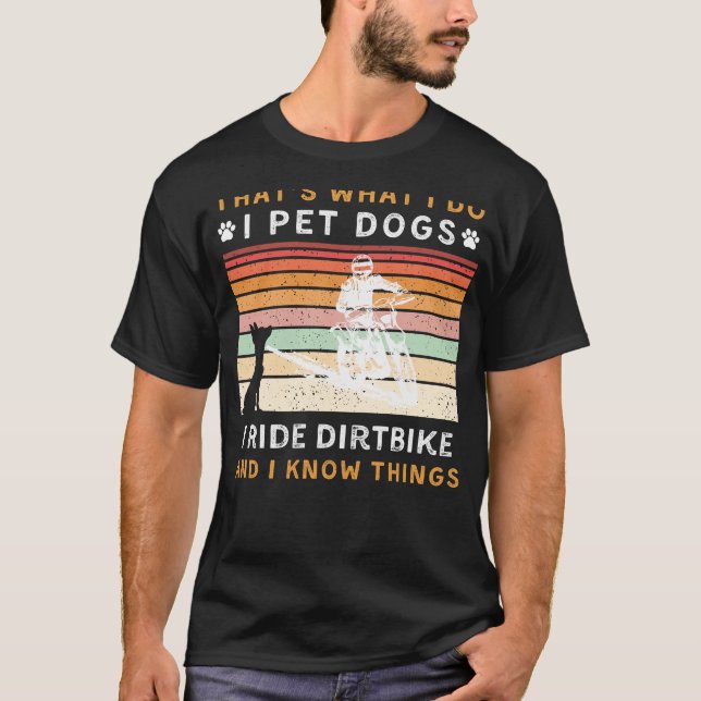 Camiseta Pet Dogs, Ride Dirtbike, e sei coisas engraçadas T (Frente)