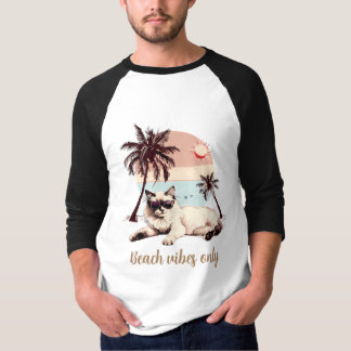 Camiseta Pet relaxando na praia