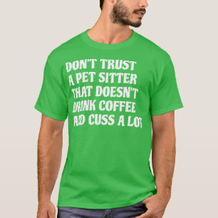 Camiseta Pet Sitter Que Bebe Café Muito 1