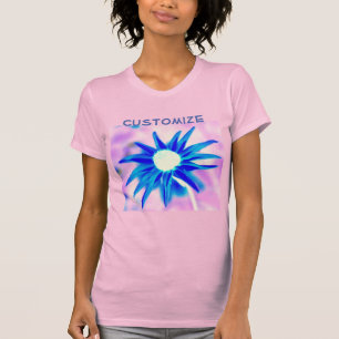 Camiseta Pétalas azuis em design cor-de-rosa