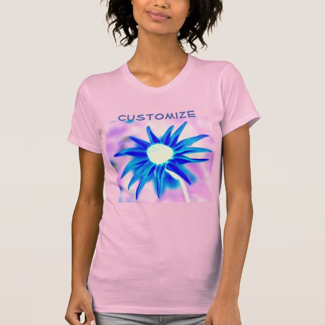 Camiseta Pétalas azuis em design cor-de-rosa (Frente)