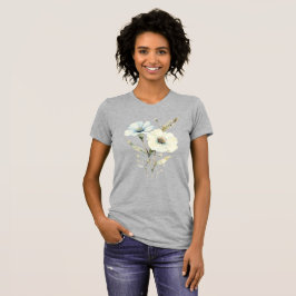Camiseta Pétalas Sussurrantes: Flor de Azul Suave e Creme