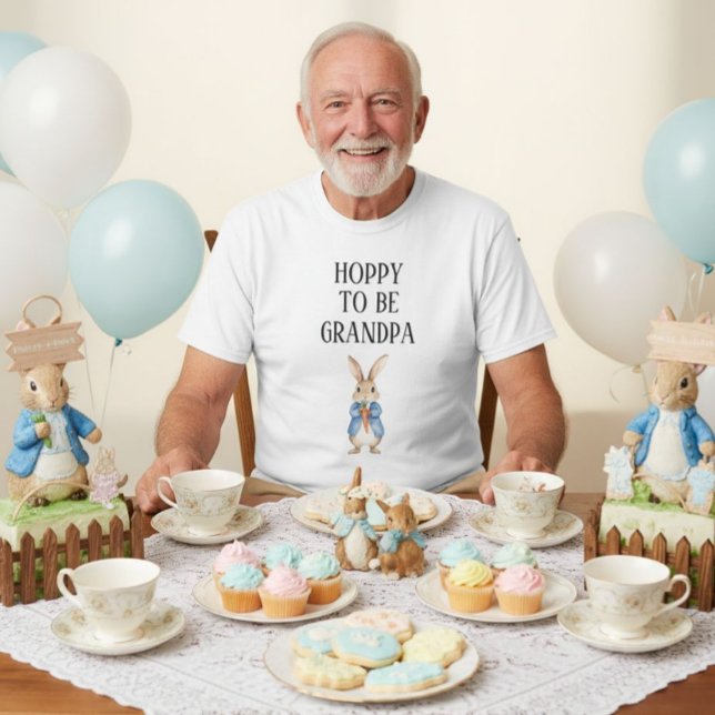 Camiseta Peter Rabbit Chá de fraldas Hoppy Ser Avô (This playful Peter Rabbit tee makes him part of the baby shower celebration in the sweetest way.)