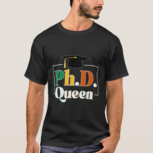 Camiseta Phd Queen Phd Formando Black Doctor Graduation Phd (Frente)
