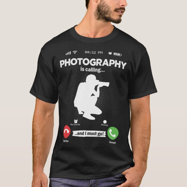 Camiseta Photography Is Calling I Must Go Camera Hobby Phot (Frente)