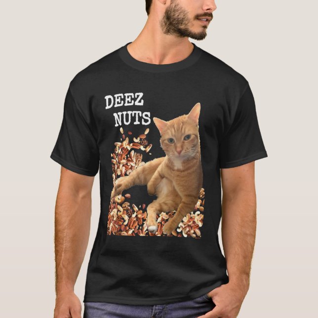 Camiseta Piada Deez Nuts com gato Adorável e algumas nozes  (Frente)