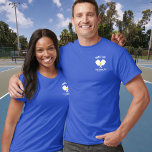 Camiseta Pickleball Club Paddle, Ball, Número de Nome nas t<br><div class="desc">Uma t-shirt de picleball com Pickleball Paddles cruzado, bola e texto na frente, nome e número no verso. Perfeito para clubes, equipes de picleball ou só para diversão. Adicione o nome do clube, nome do jogador, cidade, estado, detalhes do torneio, etc. - o que você quiser. Veja também nosso design...</div>