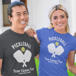 Camiseta Pickleball Club Pickleball Paddle & Ball Personali<br><div class="desc">Você ama picleball ou conhece alguém que gosta? Então esta é a camisa perfeita que apresenta selas de picleball crus e uma bola amarela. Adicione duas linhas do seu próprio texto personalizado - adicione o nome do clube, nome do jogador, cidade, estado, detalhes do torneio, etc. - o que você...</div>