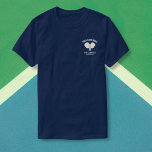 Camiseta Pickleball Club Pickleball Paddle & Ball Personali<br><div class="desc">Você ama picleball ou conhece alguém que gosta? Esta é a camisa perfeita que apresenta selas de picleball atravessadas por crosta, uma bola amarela e três linhas do seu próprio texto personalizado - adicione o nome do clube, nome do jogador, cidade, estado, detalhes do torneio, etc. - o que você...</div>