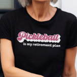 Camiseta Pickleball É Meu Plano De Reforma Engraçado Pickle<br><div class="desc">'Pickleball é o meu plano de aposentadoria.' É mais do que um slogan espirituoso, é uma declaração de dedicação a um esporte que promete não apenas diversão no tribunal, mas um projeto para uma aposentadoria ativa e plena. Vista esta camisa orgulhosamente enquanto você serve, volley, e esmaga seu caminho para...</div>