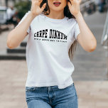 Camiseta Pickleball Pun Carpe Dinkum Funny Modern Simples<br><div class="desc">O design de t-shirt divertida apresenta o trocadilho "CARPE DINKUM" num design de efeito de texto curvado em na moda. É um dia excelente para reproduzir ou modelo de texto personalizado que permite personalizar ainda mais a instrução. Adequado para ser transferido para as camisas de picleball para mulheres e crianças,...</div>