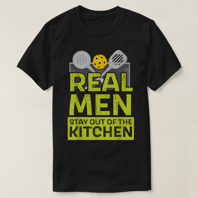Camiseta Pickleball Real Men Stay Out Of The Kitchen Pickle (Frente do Design)