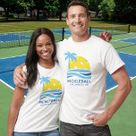 Camiseta Pickleball Tropical Palm Tree Sun Seu Texto Person<br><div class="desc">Uma camiseta de picleball divertida com "sol" de picleball moldada por uma palmeira tropical e ondas azuis do oceano. Adicione seu texto personalizado abaixo - nome do clube, data/local do final de semana da seleção, nome do torneio, nomes de jogadores, etc. Faz um presente perfeito para qualquer jogador de piquenique...</div>
