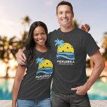 Camiseta Pickleball Tropical Palm Tree Sun Seu Texto Person<br><div class="desc">Uma camiseta de picleball divertida com "sol" de picleball moldada por uma palmeira tropical e ondas azuis do oceano. Adicione seu texto personalizado abaixo - nome do clube, data/local do final de semana da seleção, nome do torneio, nomes de jogadores, etc. Faz um presente perfeito para qualquer jogador de piquenique...</div>