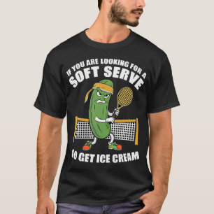 Camiseta Picles engraçados jogando pickle tennis soft serve