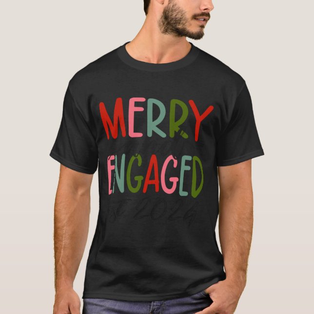 Camiseta Pijamas De Natal Para Homens Alegres E Comprometid (Frente)