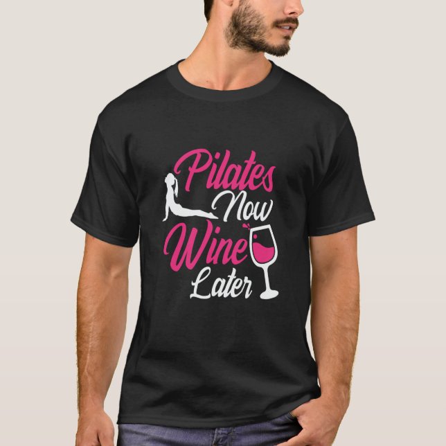 Camiseta Pilates Now Wine Later Drinking Drinker Sayings (Frente)