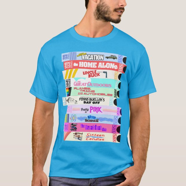 Camiseta Pilha de VHS para Filmes Retroativos de 80s (Frente)