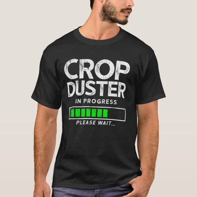 Camiseta Piloto do Crop Duster Em Andamento Aguarde... (Frente)