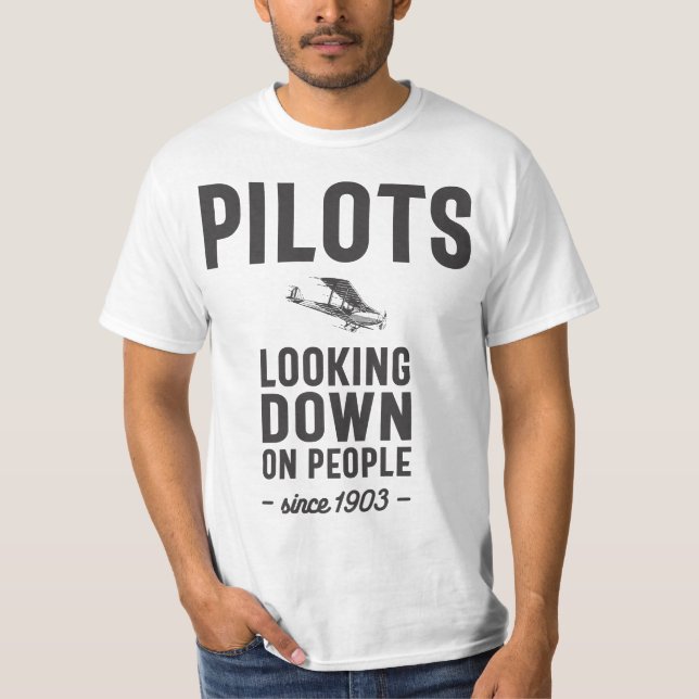 Camiseta Pilotos - Olhando Para As Pessoas Desde 1903 (Frente)