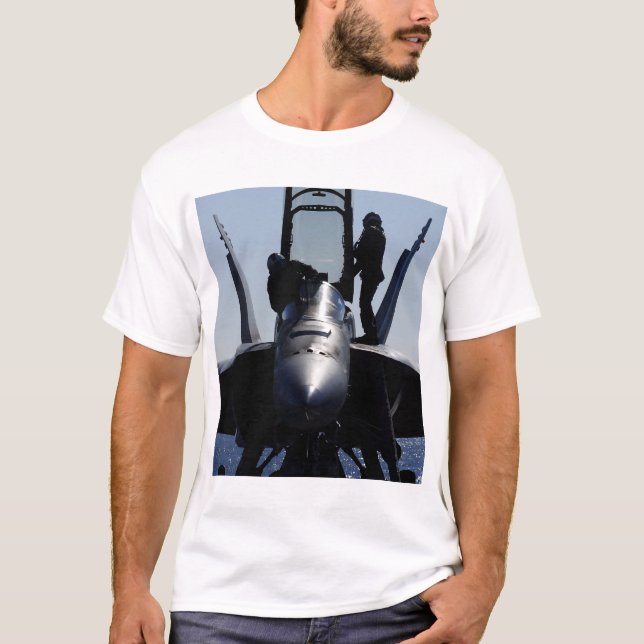 Camiseta Pilotos realizam uma inspeção antes do voo (Frente)