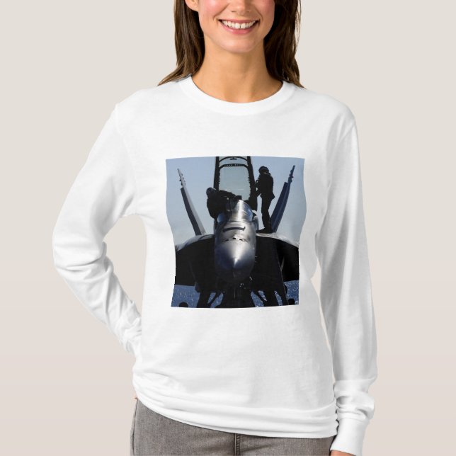 Camiseta Pilotos realizam uma inspeção antes do voo (Frente)