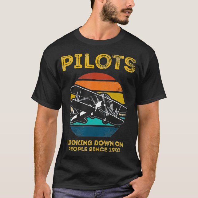 Camiseta Pilots Looking Down On People Since 1903 Retro (Frente)
