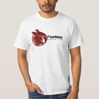 Camiseta Pin de FUF acima do t-shirt da menina