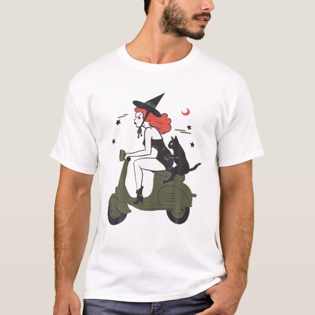 Camiseta Pin Up Bruxa Andando Patinete Negro Halloween Pi (Frente)